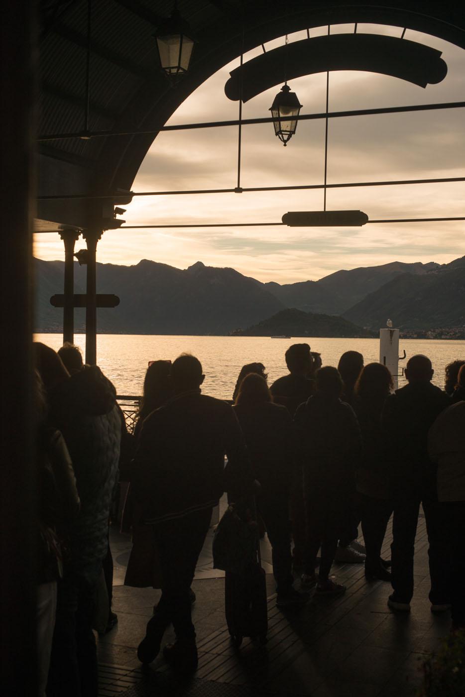 Passeggeri su un battello al tramonto sul Lago di Como